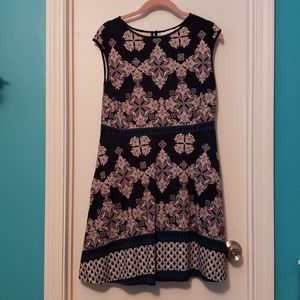 Sleeveless dress with pockets